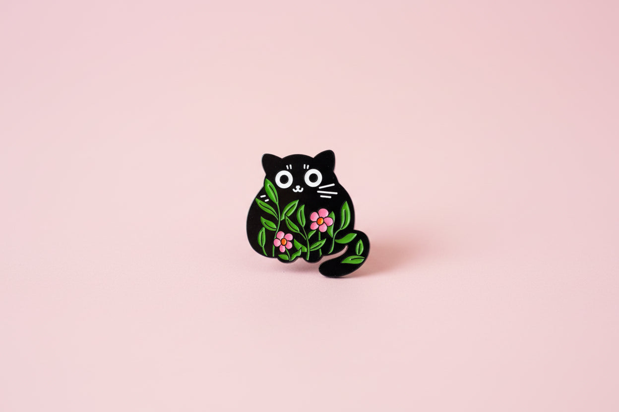Pin - Svart katt med blommor