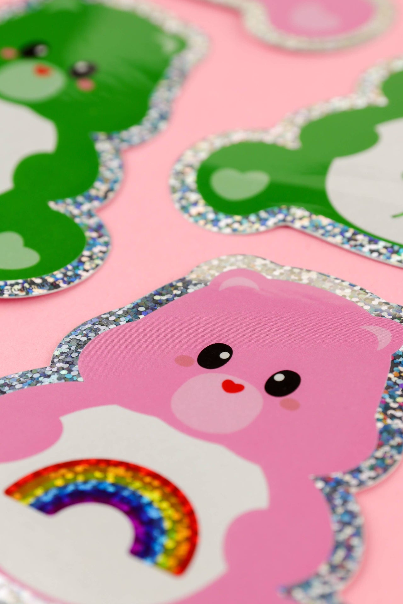 Glittrig klistermärke Care Bear med fyrklöver