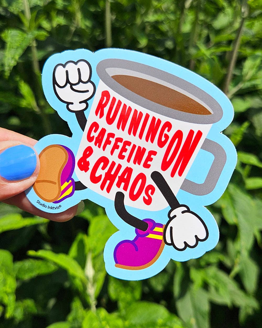 Klistermärke med texten "Running on Caffeine and Chaos" och kaffemugg