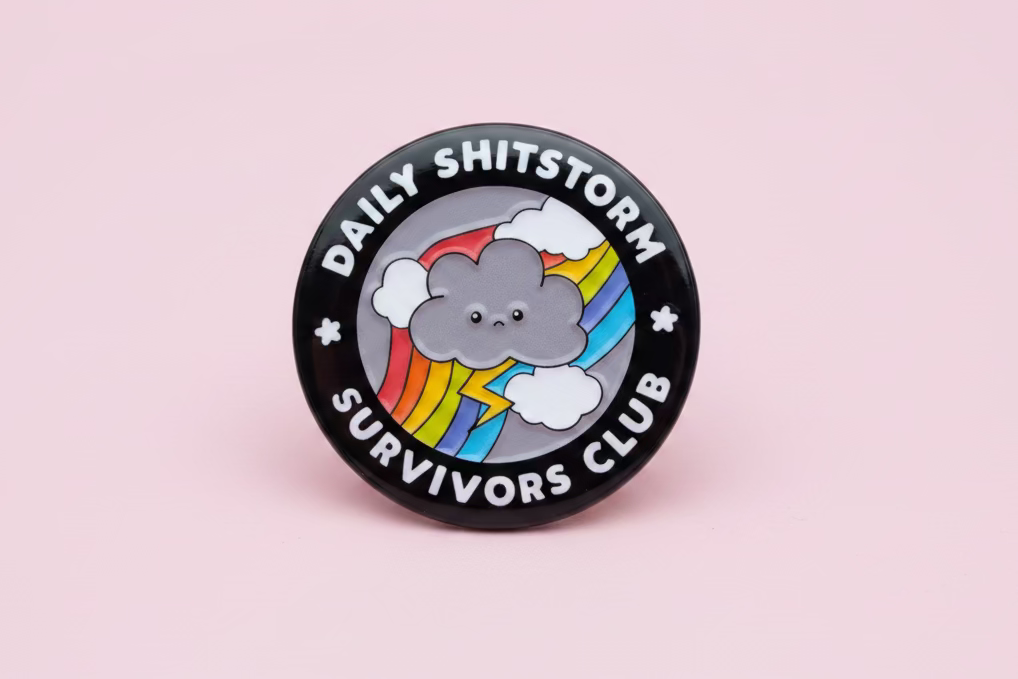 Klistermärke ” Daily shitstorm survivors club”
