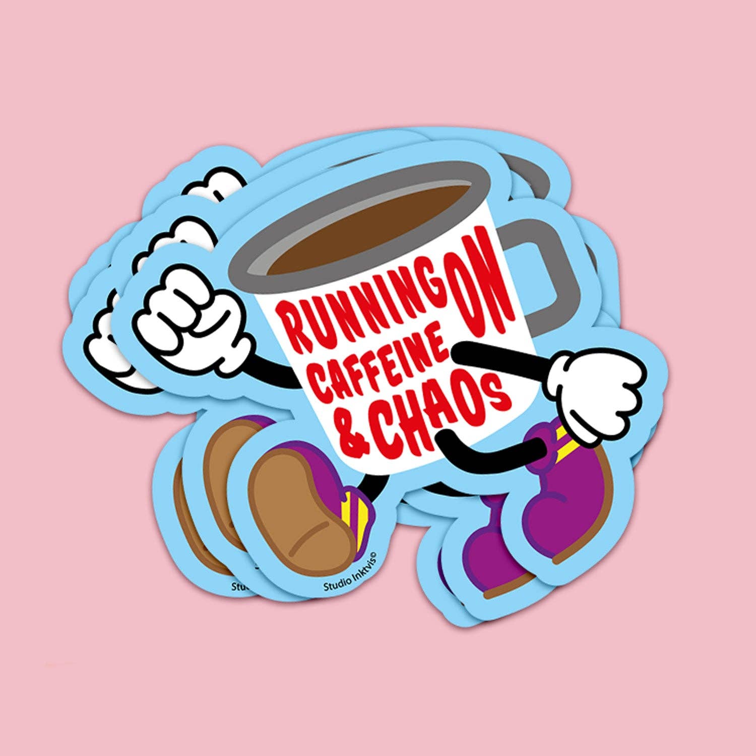 Klistermärke med texten "Running on Caffeine and Chaos" och kaffemugg