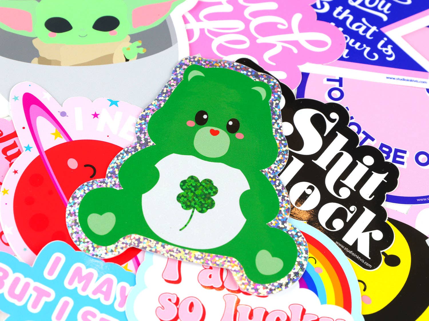 Glittrig klistermärke Care Bear med fyrklöver